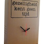 budd-kartonnen-klok-gezelligheid-kent-geen-tijd